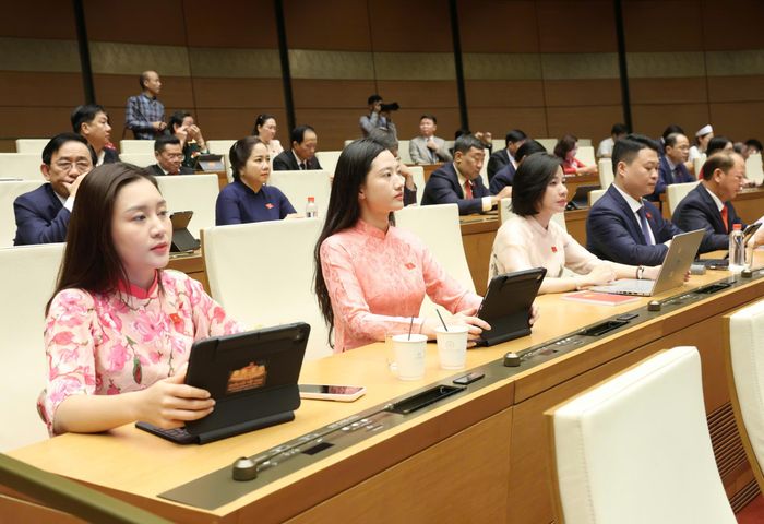 ĐB Quốc hội tham gia kỳ họp, sáng 24-4. Ảnh: QUANG PHÚC