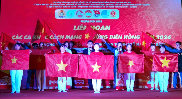 Tiết mục ca múa "Đất nước trọn niềm vui" của Ban CHQS phường và Trường mầm non Hoa Hướng Dương. Ảnh: THÚY BÌNH