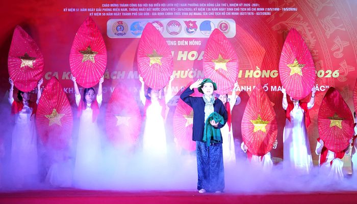Tiết mục ca múa "Bay lên Việt Nam" của trường Mầm Non Hoa Anh Đào và Khu phố 33. Ảnh: THÚY BÌNH