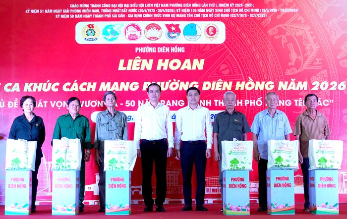 Những phần quà nghĩa tình trao tặng hội viên Hội Cựu Thanh niên xung phong và thành viên CLB Truyền thống kháng chiến có hoàn cảnh khó khăn. Ảnh: THÚY BÌNH