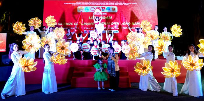 Tiết mục hoạt cảnh "Ký ức một thời hoa lửa – Diên Hồng vững bước trong kỷ nguyên vươn mình" của trường Mầm Non 2-9. Ảnh: THÚY BÌNH