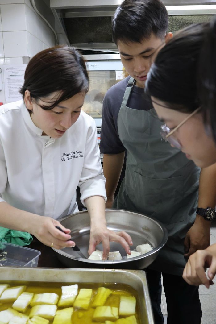 Đầu bếp Thảo Na hướng dẫn thực hiện một món ăn. Ảnh: LINH CHI