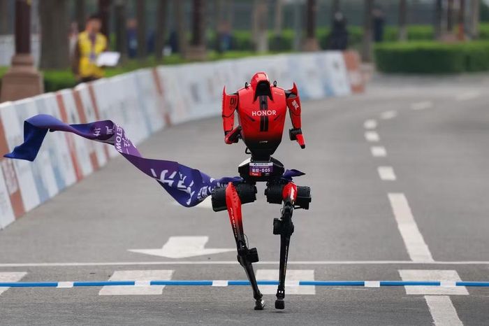 Rrobot nhanh nhất hoàn thành quãng đường 21 km chỉ trong hơn 50 phút, nhanh hơn cả kỷ lục gần đây của vận động viên con người, tạo nên cú sốc lớn về năng lực vận động của máy móc.