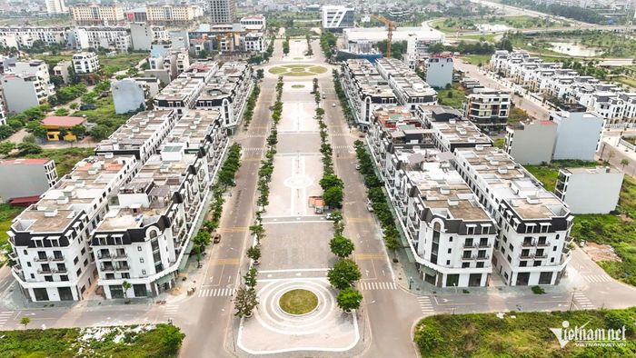 Hàng loạt shophouse, nhà liền kề dọc tuyến phố đi bộ Bắc Giang vẫn im lìm.
