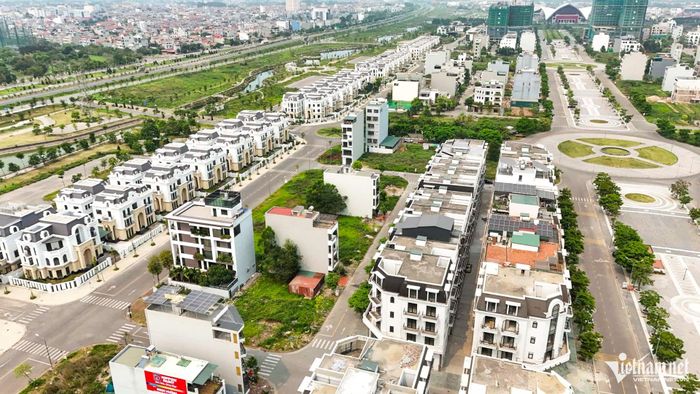 Các dãy nhà liền kề xây dựng đồng bộ nhưng không có cư dân sinh sống.