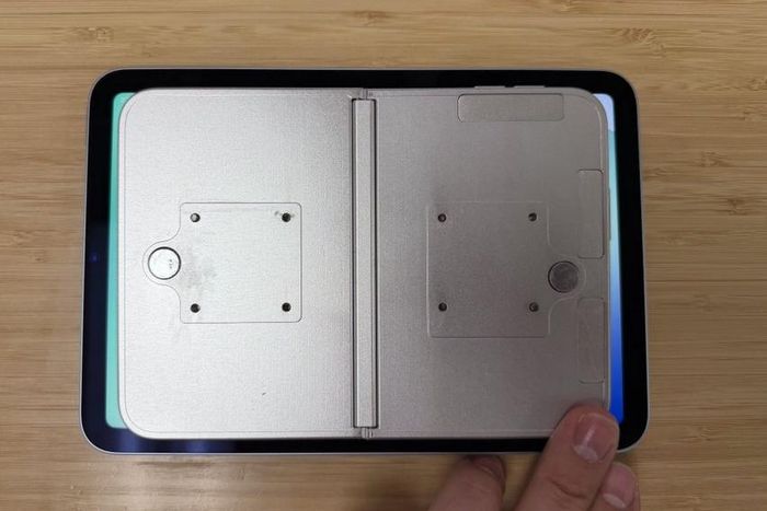 iPhone Ultra có kích thước tương đương iPad mini. Ảnh: Vadir Yuryev/X
