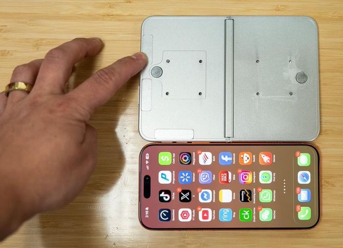 Mô hình iPhone Ultra khi mở ra so với iPhone 17 Pro Max. Ảnh: Vadir Yuryev/X