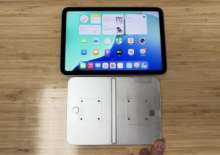 Mô hình iPhone Ultra so với iPad mini. Ảnh: Vadir Yuryev/X