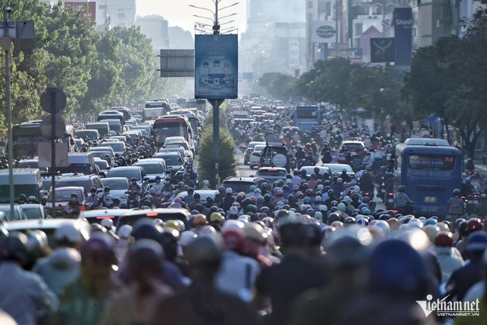 Đường Cộng Hòa thường xuyên ùn tắc khi chưa phá bỏ dải phân cách. Ảnh: Nguyễn Huế