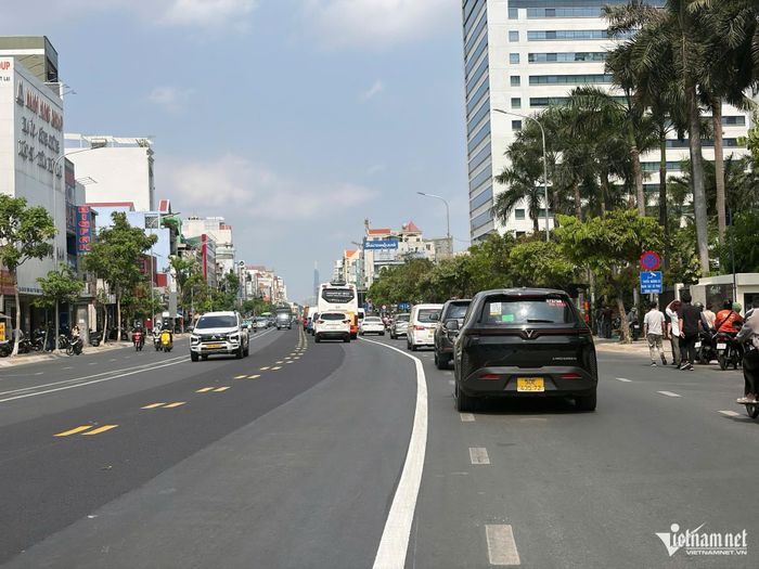 Đường Cộng Hòa đã sẵn sàng cho phương án phân làn linh hoạt. Ảnh: Tuấn Kiệt.