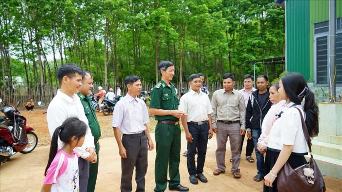  Cán bộ Đồn Biên phòng Ia Nan cùng các thành viên tổ tự quản tuyên truyền, phổ biến pháp luật cho bà con tín hữu