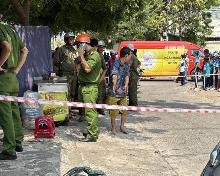 Cơ quan chức năng khám nghiệm hiện trường. Ảnh: C.U