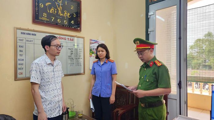 Cơ quan công an đọc quyết định khởi tố bị can Phạm Thành Nam. Ảnh: CACC.