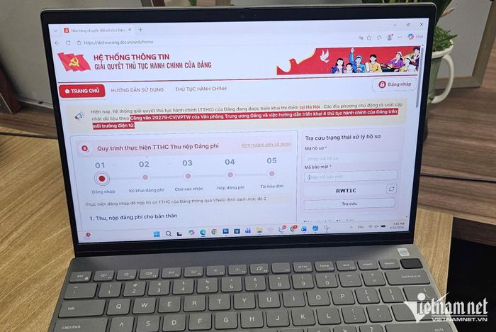 Một trong những nội dung của hội nghị tập huấn là hướng dẫn các đảng viên nộp hồ sơ 4 thủ tục hành chính trên Cổng giải quyết thủ tục hành chính của Đảng.
