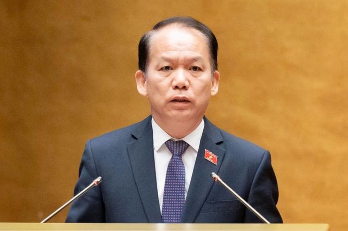 Bộ trưởng Bộ Tư pháp Hoàng Thanh Tùng trình bày Báo cáo. (Ảnh: CTTĐT Quốc hội)