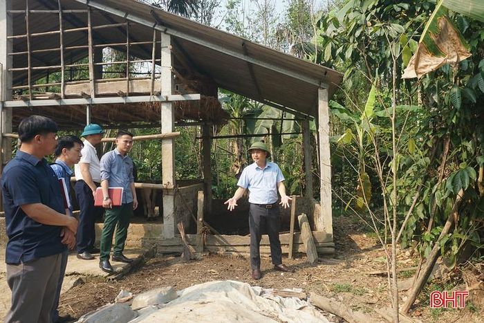 Lãnh đạo xã Phúc Trạch đề nghị các phòng chuyên môn rà soát, định vị lại chính xác vị trí lối đi của vườn bà Xuân theo hồ sơ pháp lý.
