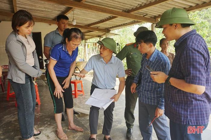 Lãnh đạo xã Phúc Trạch trao đổi với đại diện các hộ liền kề thửa đất vườn bà Xuân để tìm hiểu, tháo gỡ vướng mắc.