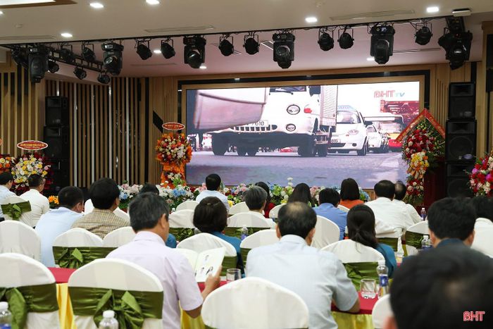 Đại biểu theo dõi phóng sự 80 năm ngành Thống kê tỉnh Hà Tĩnh.