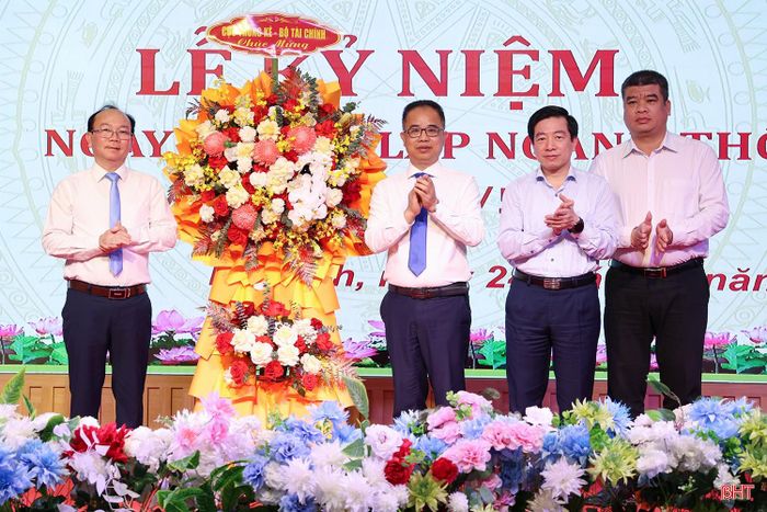 Đồng chí Lê Trung Hiếu - Phó Cục trưởng Cục Thống kê (Bộ Tài Chính) tặng hoa chúc mừng Thống kê tỉnh Hà Tĩnh.
