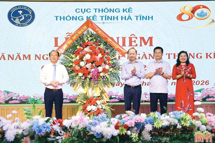 Các đồng chí: Nguyễn Hồng Lĩnh - Phó Bí thư Thường trực Tỉnh ủy, Chủ tịch HĐND tỉnh; Nguyễn Thị Nguyệt - Phó Chủ tịch UBND tỉnh; Nguyễn Trọng Hiếu - Giám đốc Sở Tài Chính tặng hoa chúc mừng Thống kê tỉnh Hà Tĩnh.