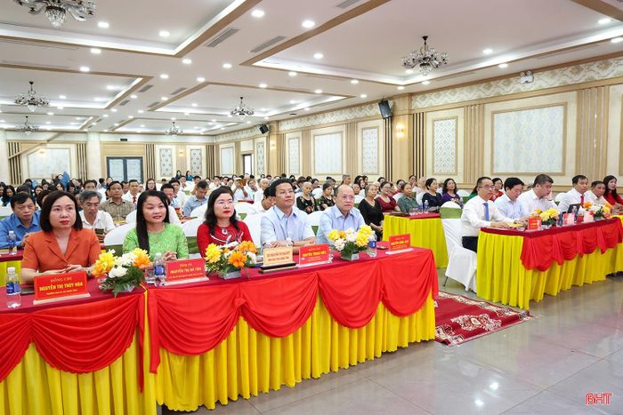 Các đại biểu tham dự buổi lễ.
