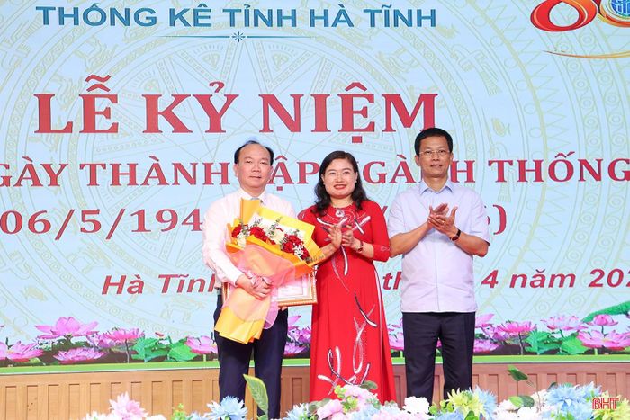 Đồng chí Nguyễn Thị Nguyệt - Phó Chủ tịch UBND tỉnh và đồng chí Nguyễn Trọng Hiếu - Giám đốc Sở Tài chính trao tặng bằng khen của UBND tỉnh cho Thống kê tỉnh Hà Tĩnh vì có thành tích xuất sắc trong 80 năm xây dựng và phát triển.