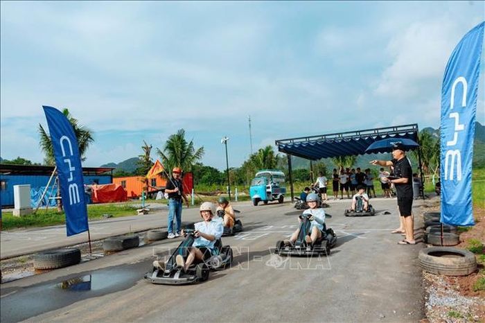 Du khách trải nghiệm Đua xe Go Kart tại Phong Nha Valley (xã Phong Nha, Quảng Trị). Ảnh: TTXVN phát
