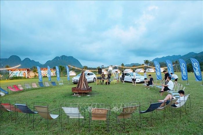 Du khách háo hức chờ trải nghiệm đốt lửa trại tại Phong Nha Valley (xã Phong Nha, Quảng Trị). Ảnh: TTXVN phát