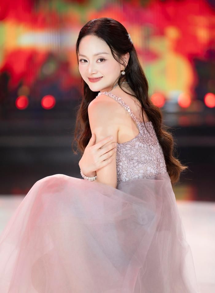 Trong chia sẻ gần đây, nữ diễn viên thẳng thắn cho biết cô "hạnh phúc hơn nhiều so với một năm trước".