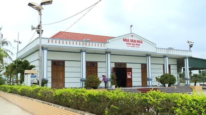 Nhà văn hóa thôn Hải Bình, xã Hồ Vương được Nhân dân, con em đóng góp tiền, ngày công cải tạo lại khang trang hơn.