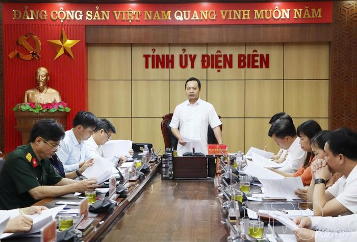 Bí thư Tỉnh ủy Trần Tiến Dũng phát biểu chỉ đạo tại phiên họp.