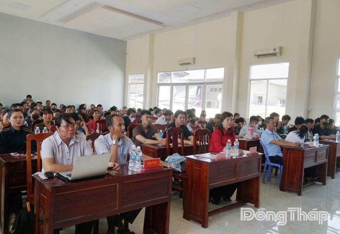 Đại biểu và người lao động xã Tân Phú Trung tham dự Hội thảo tư vấn, giới thiệu việc làm.