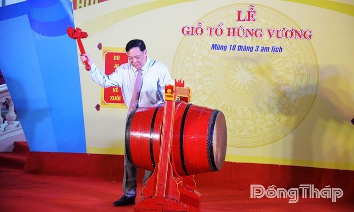 Đồng chí Phạm Thành Ngại đánh trống khai lễ.