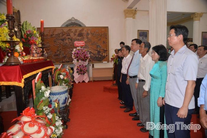 Các đồng chí lãnh đạo tỉnh nghe đọc chúc văn.