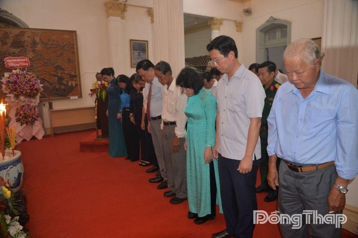Phút mặc niệm để tưởng nhớ các vị Vua Hùng và các bậc tiền nhân đã có công dựng nước và giữ nước.