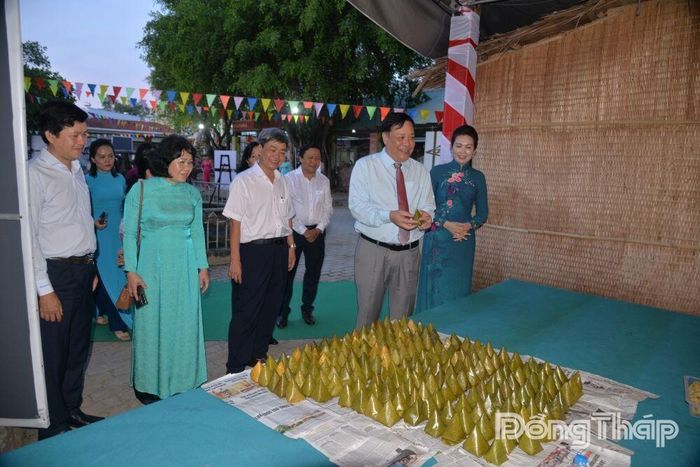 Các đồng chí lãnh đạo cùng đại biểu tham quan không gian làng nghề truyền thống tại Bảo tàng tỉnh. 