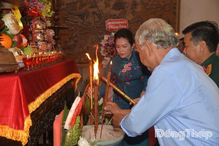 Các đồng chí lãnh đạo, nguyên lãnh đạo Sở Văn hóa, Thể thao và Du lịch cùng các đại biểu dâng hương lên bàn thờ Quốc Tổ Hùng Vương.
