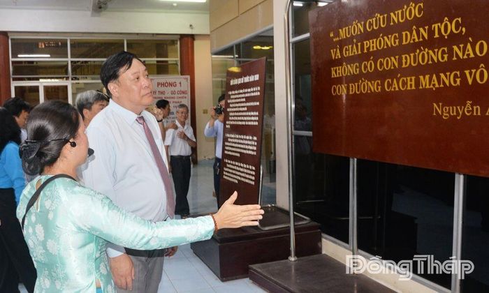 Các đồng chí lãnh đạo cùng đại biểu thưởng lãm các chuyên đề trưng bày tại Bảo tàng tỉnh. 