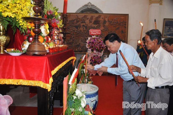Đồng chí Phạm Thành Ngại cùng các đồng chí lãnh đạo tỉnh dâng hương lên bàn thờ Quốc Tổ Hùng Vương.