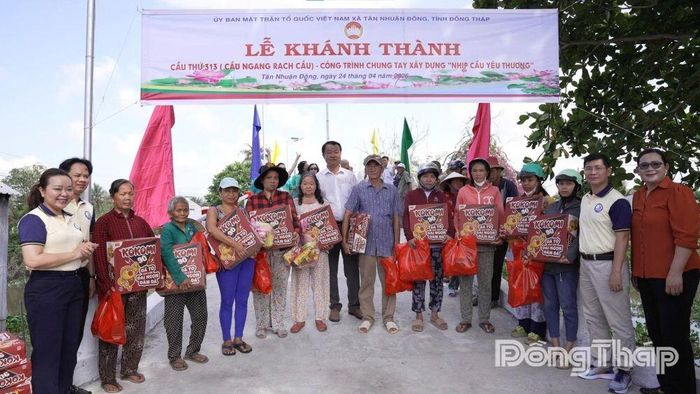 Đại diện các nhà tài trợ trao tặng 30 suất quà cho các hộ gia đình có hoàn cảnh khó khăn tại xã Tân Nhuận Đông.