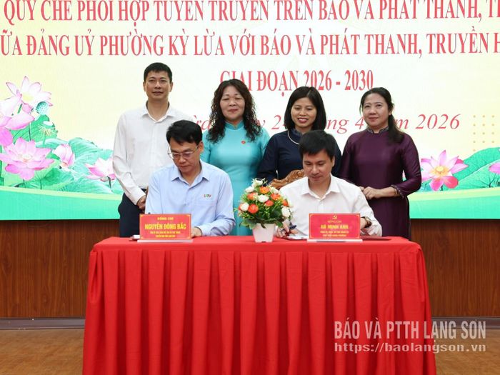 Lãnh đạo Báo và PTTH Lạng Sơn cùng lãnh đạo Đảng ủy phường Kỳ Lừa ký kết quy chế phối hợp