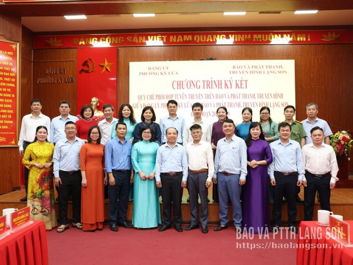 Các đại biểu chụp ảnh lưu niệm tại chương trình ký kết 