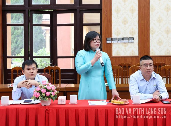 Lãnh đạo Phòng Chuyên đề, Báo và PTTH Lạng Sơn trao đổi về quy trình phối hợp và xử lý thông tin