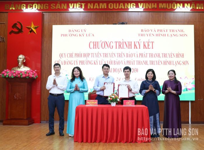 Lãnh đạo hai cơ quan trao văn bản ký kết quy chế phối hợp