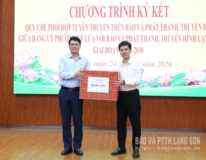 Lãnh đạo Đảng ủy phường Kỳ Lừa tặng quà lưu niệm cho lãnh đạo Báo và PTTH tỉnh Lạng Sơn
