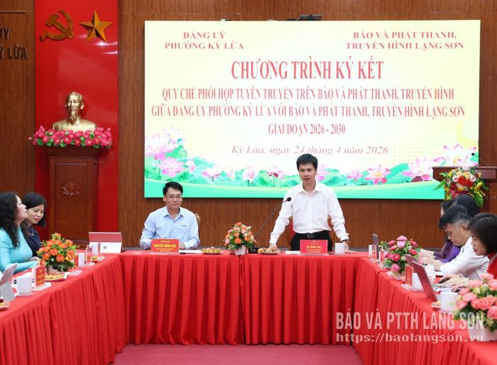 Đồng chí Hà Minh Anh, Tỉnh ủy viên, Bí thư Đảng ủy, Chủ tịch HĐND phường Kỳ Lừa trao đổi về công tác cung cấp thông tin tại địa phương