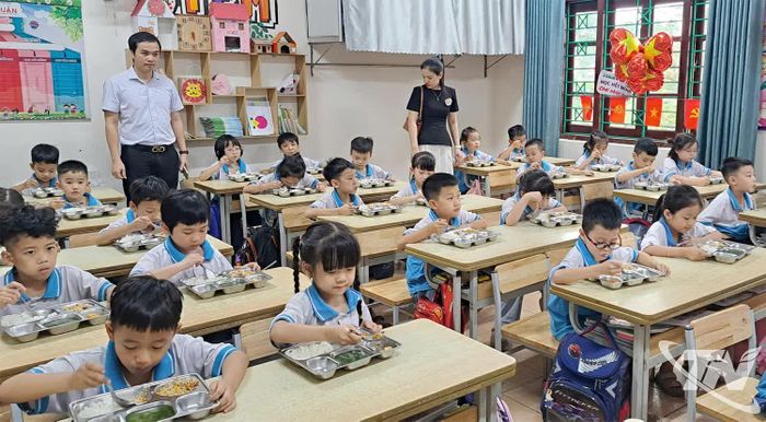 Phụ huynh học sinh Trường Tiểu học Mỏ Chè giám sát bữa ăn bán trú của học sinh.