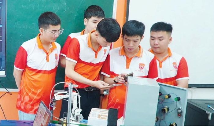 Sinh viên Khoa Kỹ thuật và Công nghệ - Đại học Huế thực hành mô hình tự động hóa 