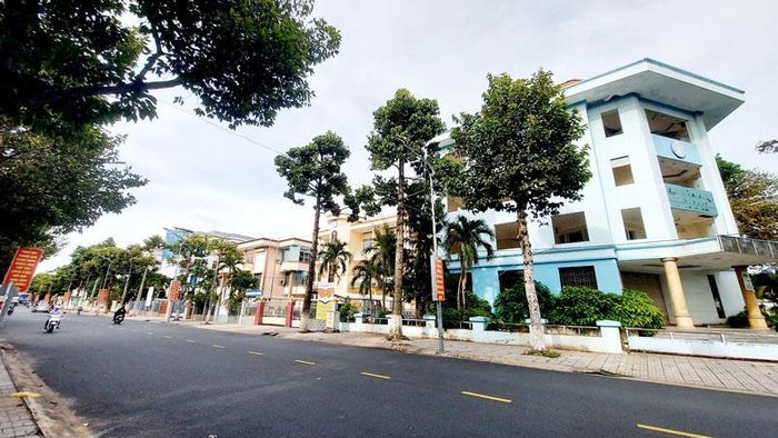 Hàng loạt trụ sở nhà, đất công dôi dư trên đường Lê Triệu Kiết, phường Long Xuyên, tỉnh An Giang.