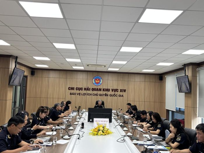 Ông Hồ Văn Dũng - Phó Chi cục trưởng Chi cục Hải quan khu vực XIV chủ trì tại Hội nghị đối thoại doanh nghiệp. Ảnh: Lạc Nguyên